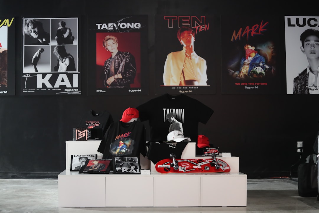 K-pop 아티스트 포스터와 굿즈가 전시된 공간